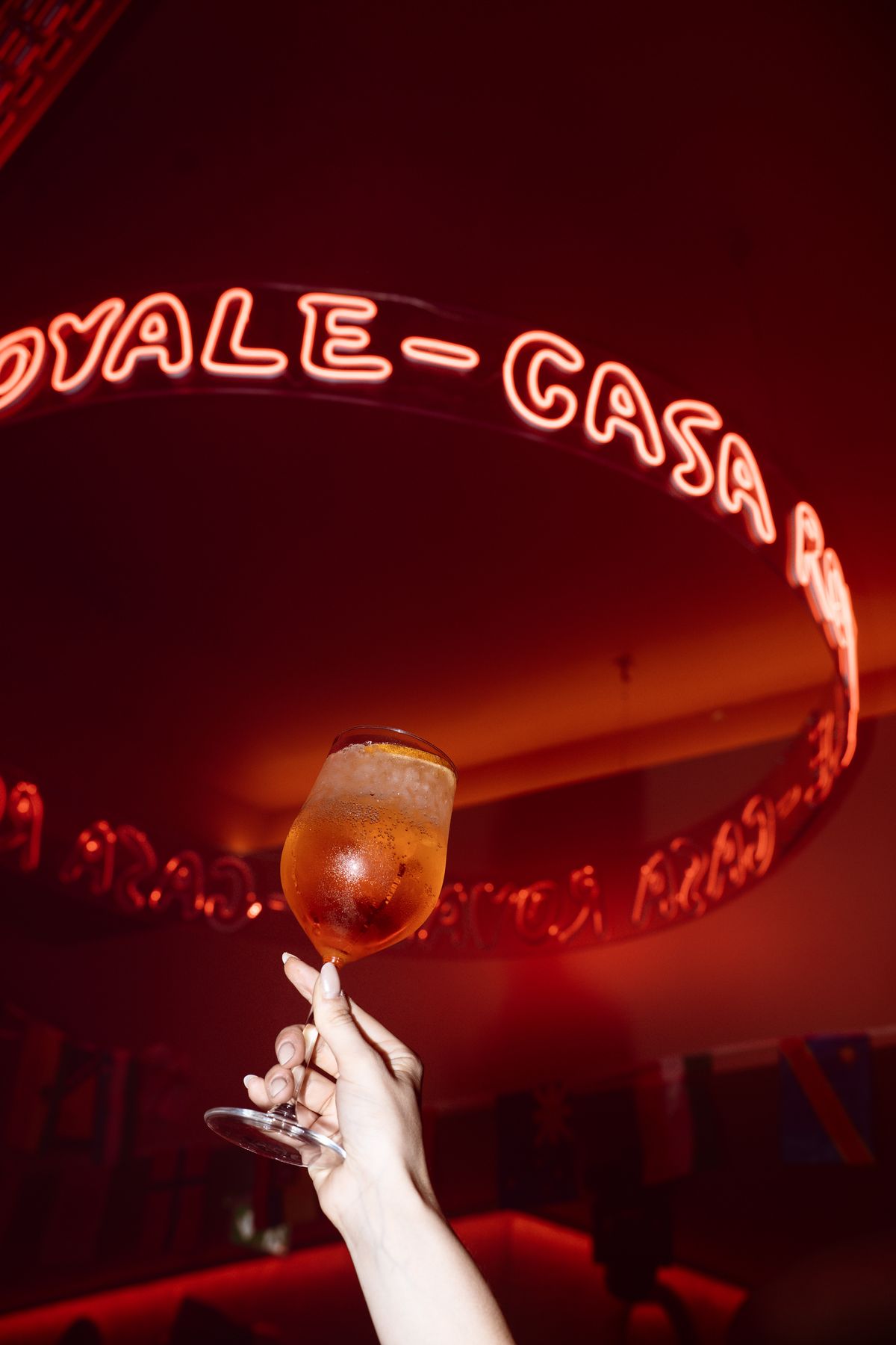 Néon Casa Royale et pinte levée