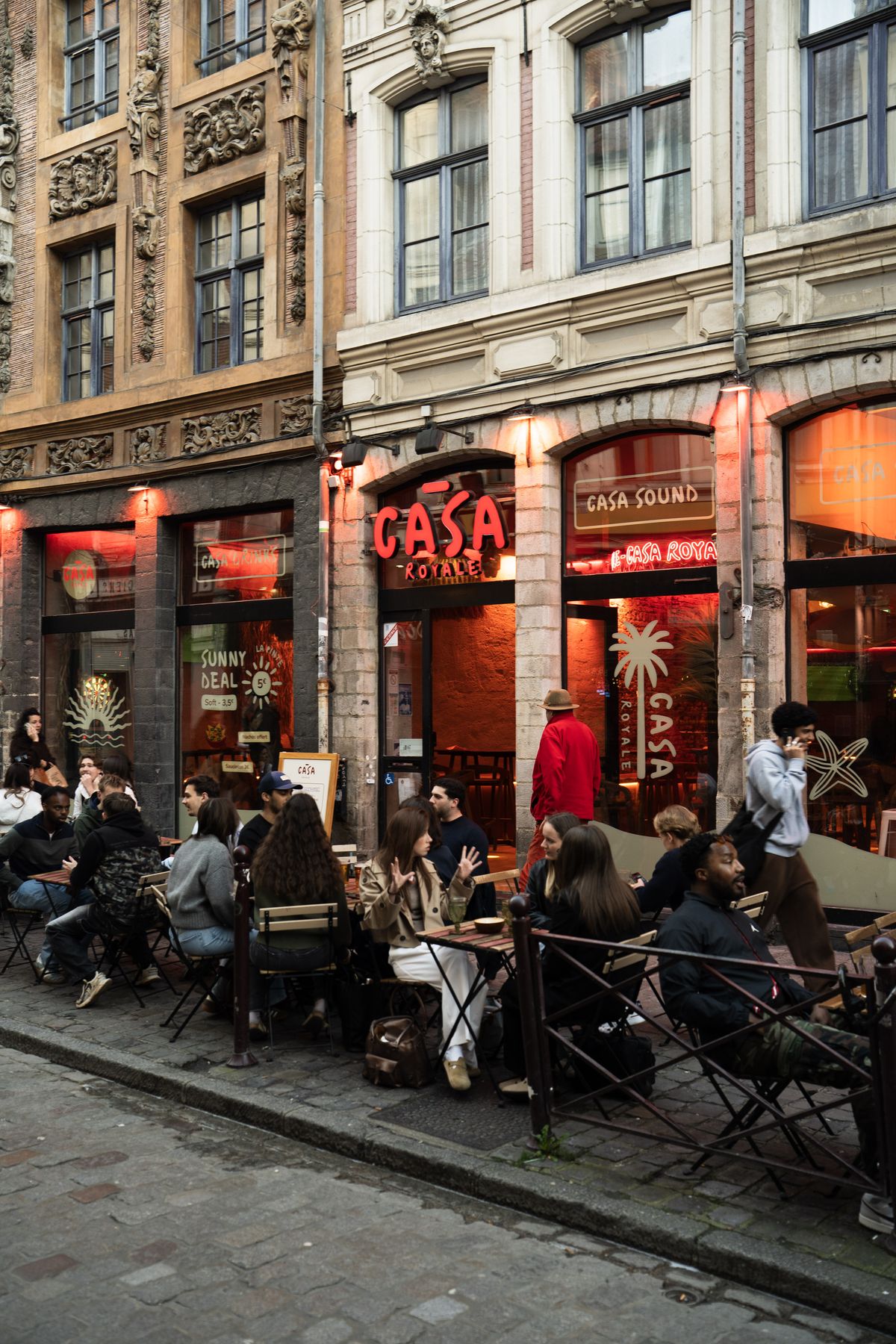 La façade de la Casa Royale et sa terrasse rue Royale